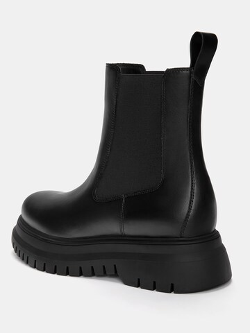 Pull&Bear Chelsea boots in Black