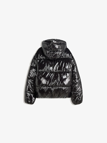 Geacă de iarnă de la Bershka pe negru