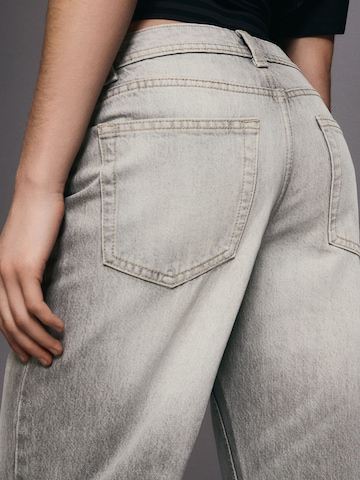 Baggy Jeans de la Bershka pe gri