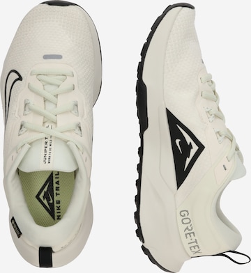 Chaussure de course 'Juniper Trail 2' NIKE en blanc