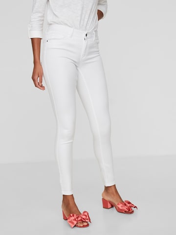 VERO MODA Skinny Jeans 'Seven' i vit