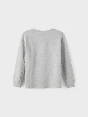 NAME IT - Sweatshirt 'AZASSA' em cinzento