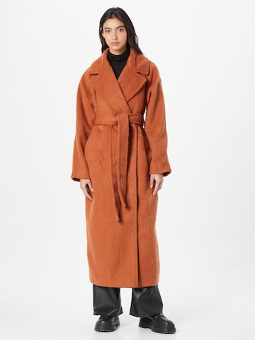 Manteau mi-saison 'Kia' WEEKDAY en marron : devant