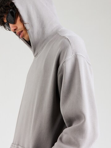 Abercrombie & Fitch - Sweatshirt 'ESSENTIAL' em cinzento