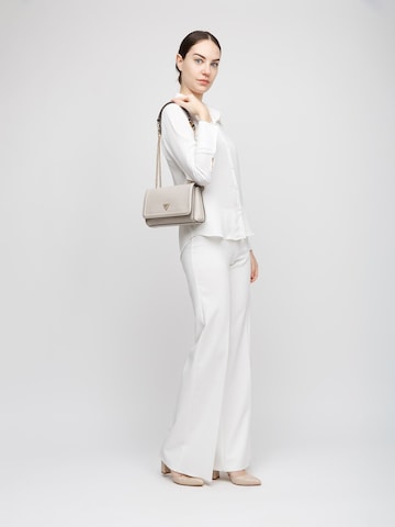 Sac bandoulière 'Noelle' II' GUESS en gris