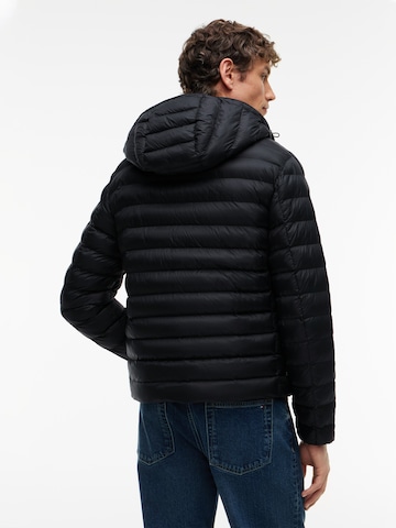 TOMMY HILFIGER - Chaqueta de entretiempo en negro