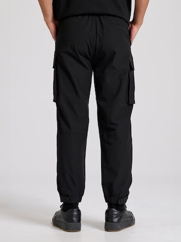 Effilé Pantalon cargo Funky Buddha en noir