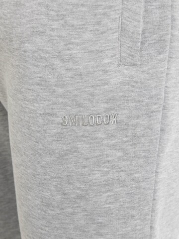 Coupe slim Pantalon 'Evra' Smilodox en gris