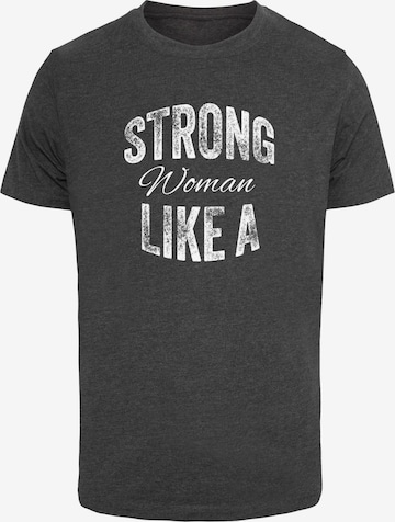 Merchcode Shirt 'Strong Like A Woman' in Grijs: voorkant