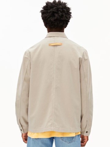 Veste mi-saison ARMEDANGELS en beige : devant