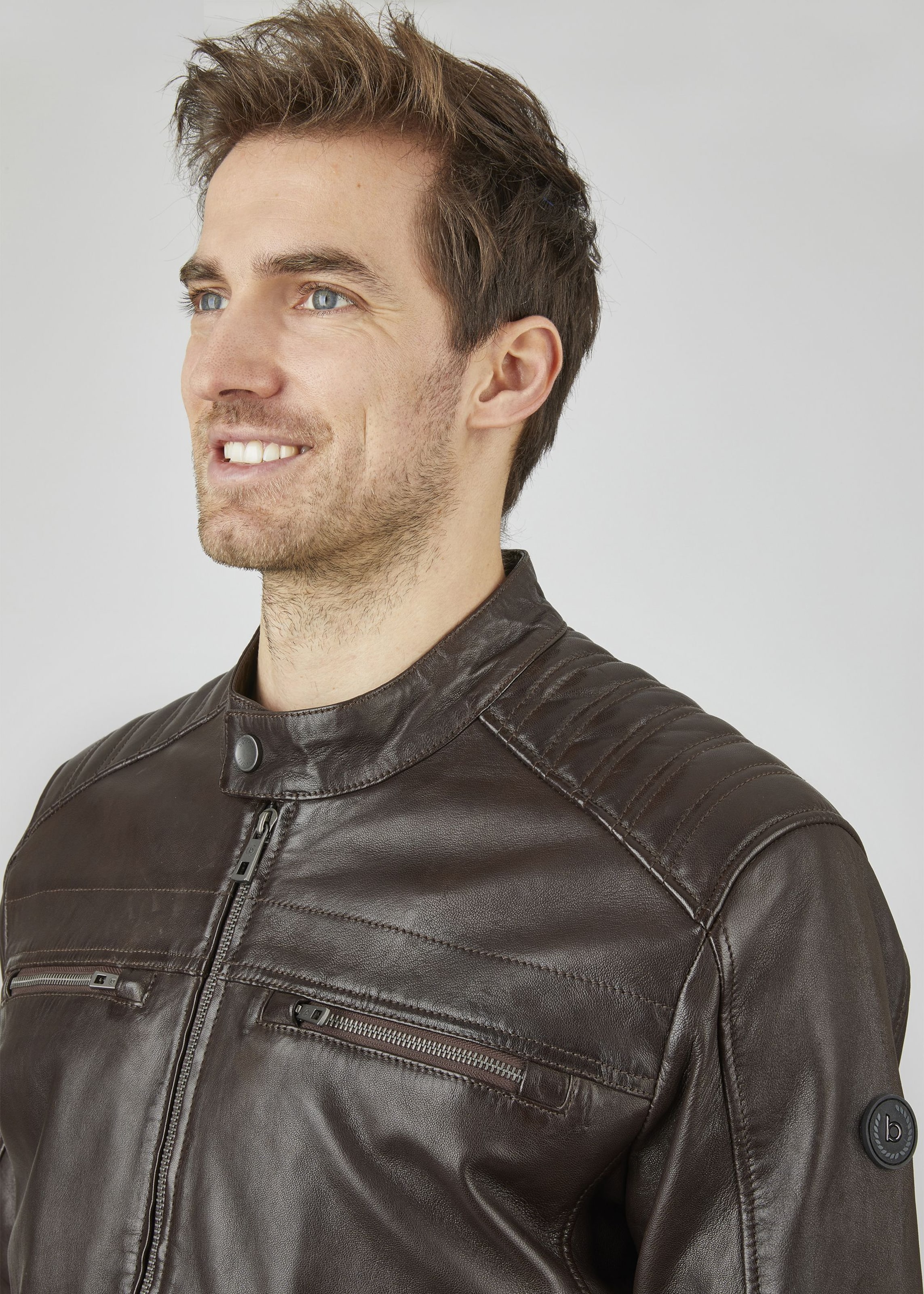 Männer Jacken bugatti Lederjacke mit Stehkragen und Druckknopfriegel in Dunkelbraun - JN71707 Männer Jacken bugatti Lederjacke mit Stehkragen und Druckknopfriegel in Dunkelbraun - JN71707