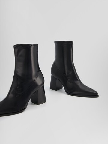 Bershka Stiefelette in Schwarz