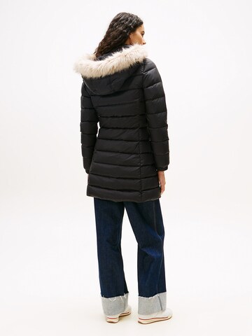 Tommy Jeans Демисезонное пальто 'ESSENTIAL' в Черный