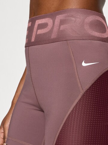 NIKE Skinny Sportshorts in Lila