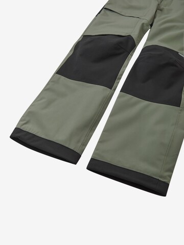 Regular Pantalon fonctionnel 'Sampu' Reima en vert