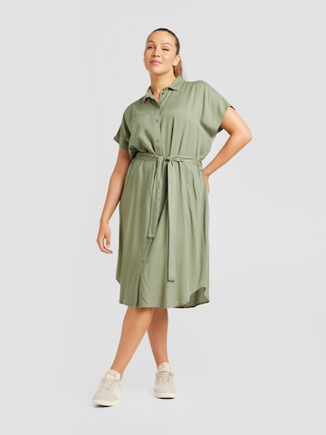 PIECES Curve - Vestido camisero 'NYA' en verde: frente