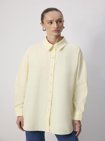 Touche Prive Shirt in Yellow: front