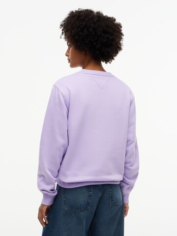 Tommy Jeans Μπλούζα φούτερ σε λιλά: πίσω