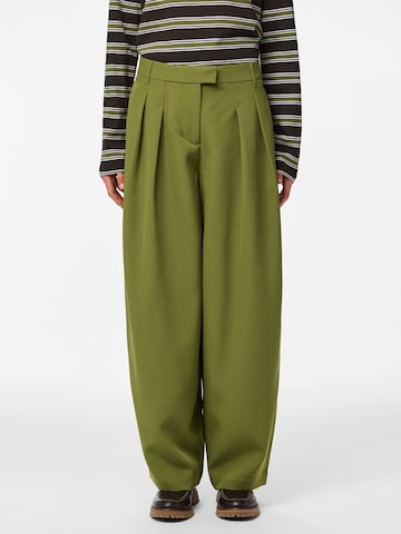 PIECES - Ropa ancha Pantalón plisado 'BARREL' en verde: frente