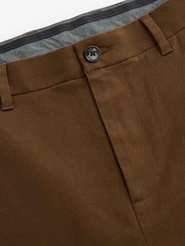 Slimfit Pantaloni chino di Next in marrone