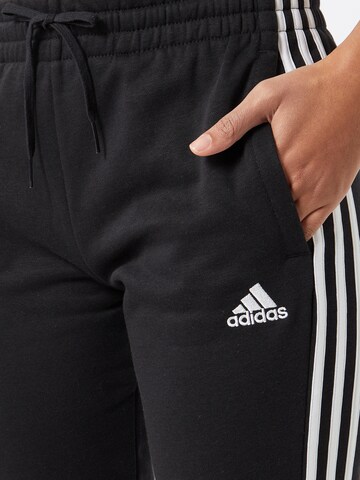 ADIDAS SPORTSWEAR - Tapered Calças de desporto 'Essentials Fleece 3-Stripes' em preto