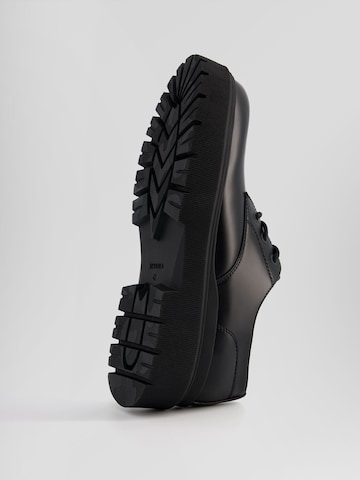 Pantofi cu șireturi de la Bershka pe negru