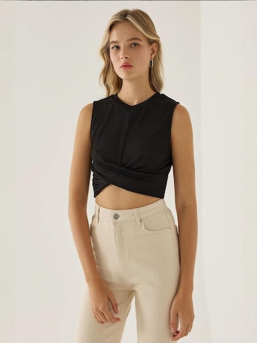 Hiccup Top in Black: front