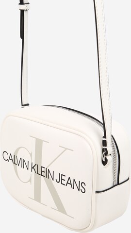 Calvin Klein Jeans Regular Umhängetasche in Beige