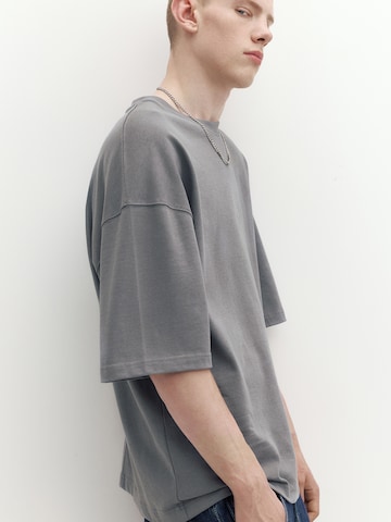 Tricou de la Pull&Bear pe gri