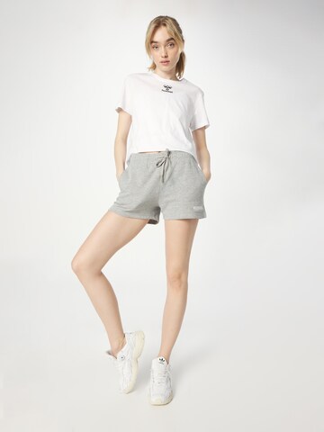 Hummel Regular Sportshorts in Grau