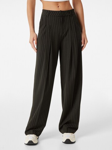 Bershka Loose fit Pleat-Front Pants in Black: front