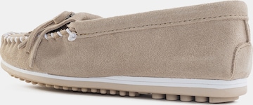 Minnetonka Mocassins 'Kilty plus' in Beige