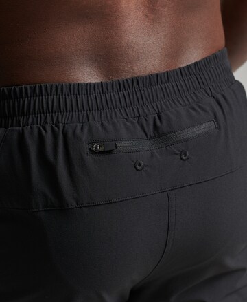 Superdry Regular Sportshorts in Schwarz