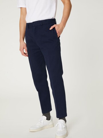 DAN FOX APPAREL Конический (Tapered) Плиссированные брюки 'Elian' в Синий: спереди