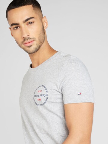 TOMMY HILFIGER - Camiseta en gris