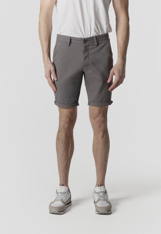 KOROSHI Regular Chinobyxa i grå: framsida