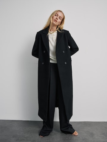 ABOUT YOU x Marie von Behrens معطف لمختلف الفصول 'Zola' بلون أسود: الأمام