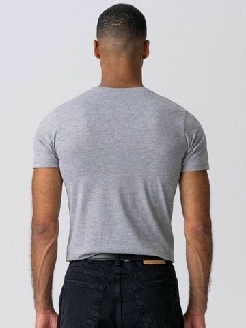 TEESHOPPEN Slim Fit Paita ' Muscle T ' värissä harmaa