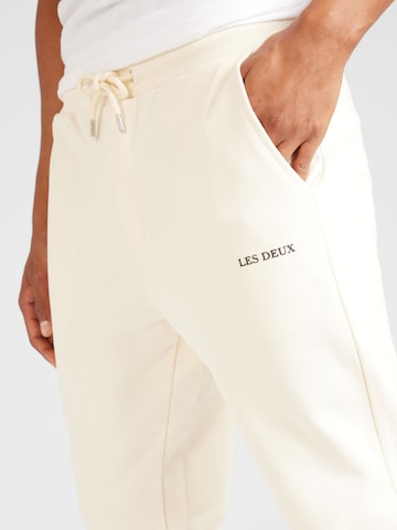 Tapered Pantaloni 'Lens' di Les Deux in bianco