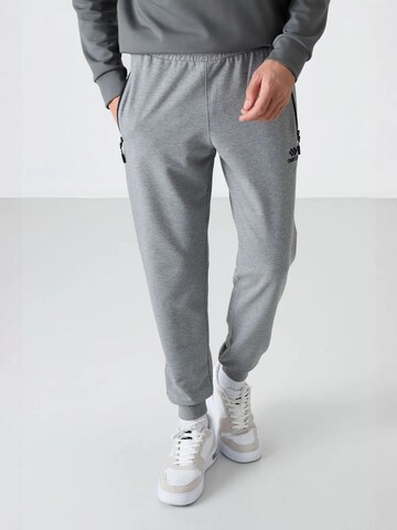 Pantaloni di Tommy Life in grigio: frontale