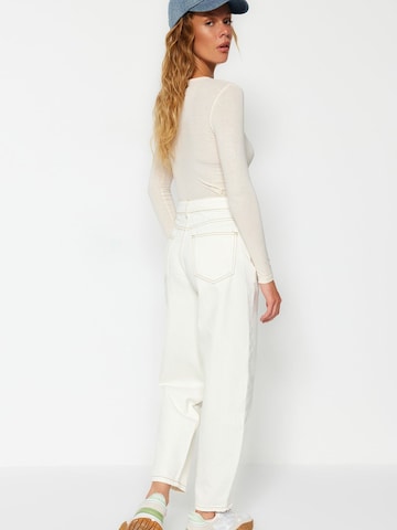 Trendyol - Tapered Vaquero en blanco