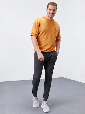 Tommy Life - Skinny Calças de desporto 'Jogginghose' em cinzento