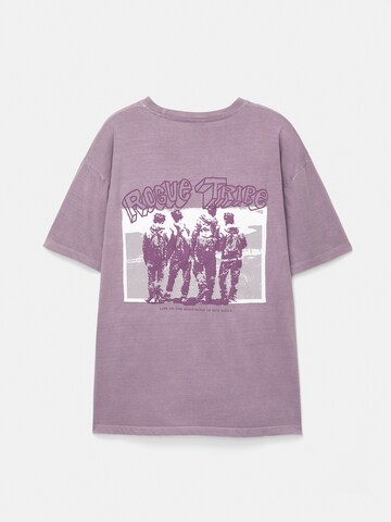 Pull&Bear Тениска 'Rogue Tribe' в лилав: отпред