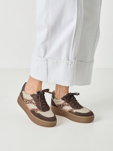 Tamaris Låg sneaker i brun