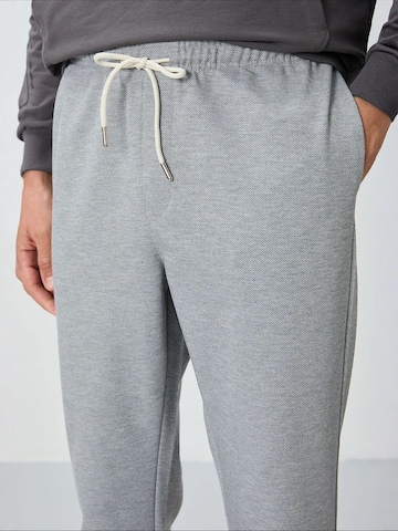 Tommy Life Tapered Workout Pants 'Jogginghose' in Grey