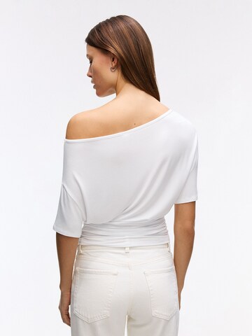 Tricou de la Bershka pe alb