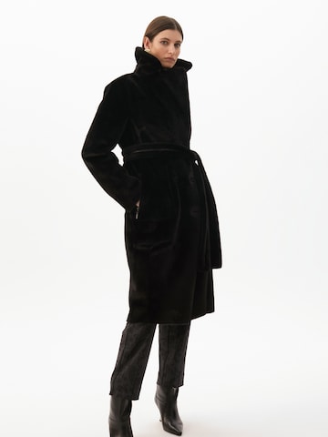 Lola Casademunt Pitkä talvitakki värissä musta