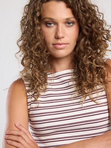 America Today Top in White