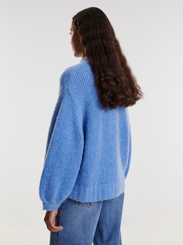 EDITED Sweter 'Nurit' w kolorze niebieski