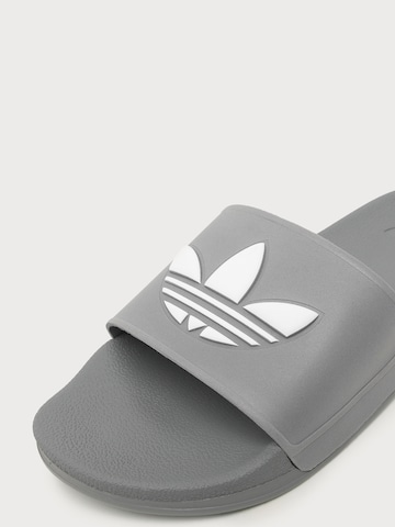 Mule 'Adilette' ADIDAS ORIGINALS en gris